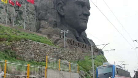 İZBAN’daki grev ulaşımı durdurdu, İzmir Büyükşehir Belediyesi yeni hatlar ve ek seferlerle düzenleme yaptı
